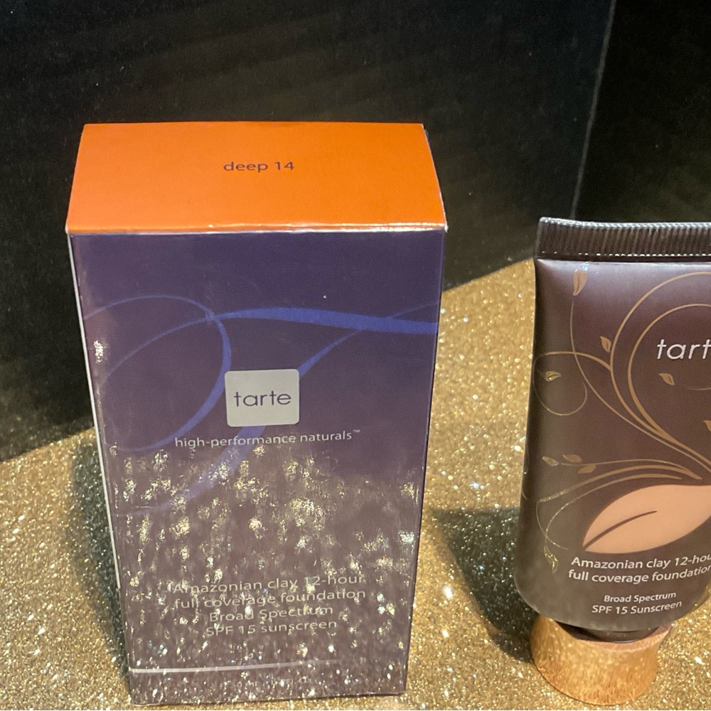 Tarte Amazonian Clay foundation in DEEP 14 - Picture 4 of 8